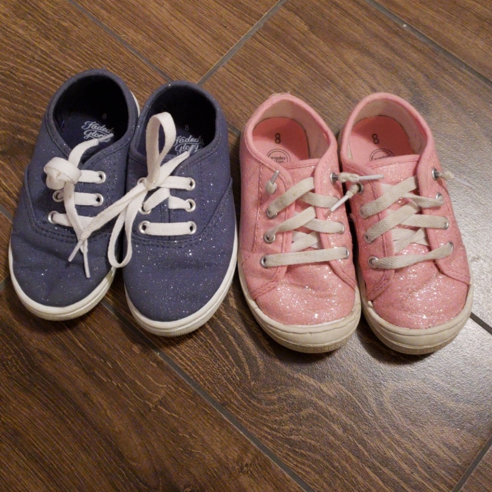 Tennis shoes